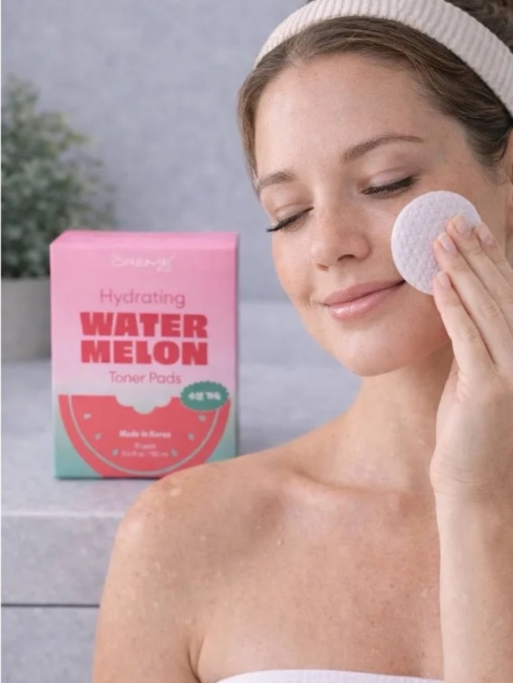 the CRÈME shop Hydrating Watermelon Toner Pads — Pink - Picture 4 of 7
